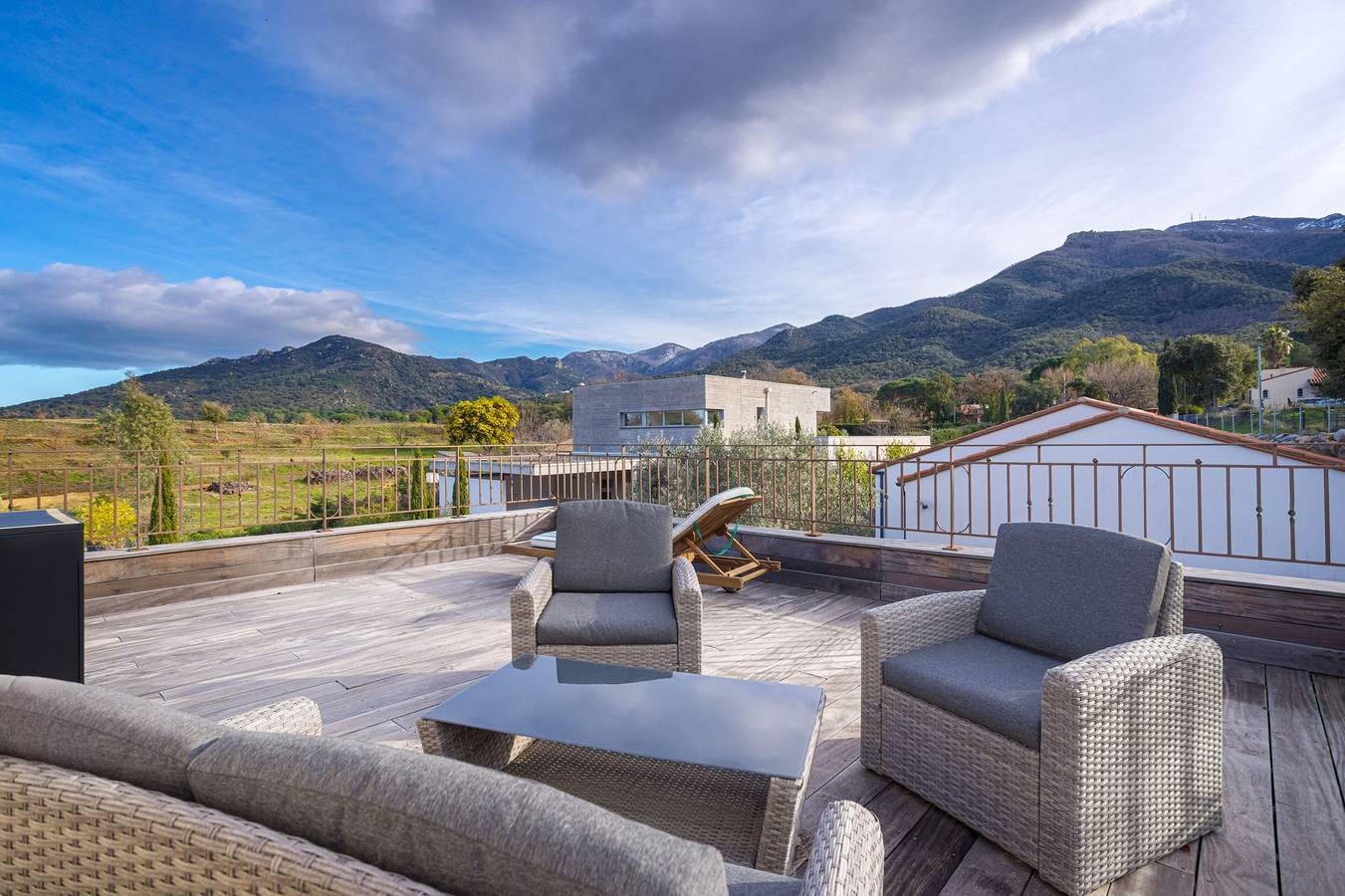 Chambre d'hôtes « Suite Bougainvillier - Fleur de Lys » avec vue montagne, Wi-Fi et climatisation in Laroque-des-Albères, Côte méditerranéenne (France)