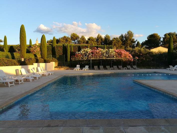 Gîte pour 4 personnes, avec terrasse ainsi que jardin et piscine