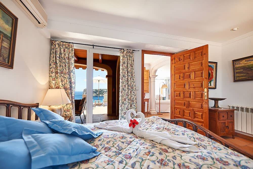 Large accommodation on Mallorca with pool and sea views (Villa Peka) in Cala Llamp, Andratx