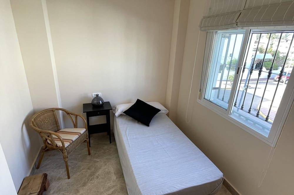 House with terrace, garden & pool. Golf course. And15'' walk from Puerto Banús in Nueva Andalucia Golf Valley, Marbella