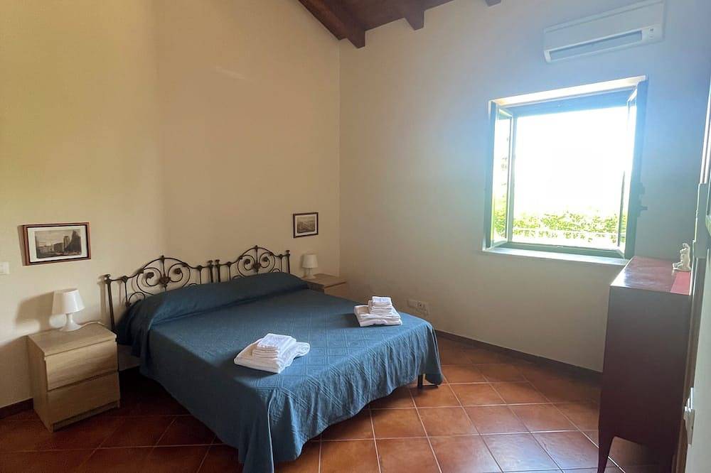 Casa Bianca, Historic cottage in lush greenery, steps from the sea in Capo d'Orlando, Messina Province