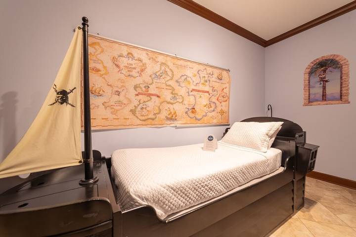 Vacation rental for 12 people, with hot tub and balcony as well as sauna and pool by Orange Beach