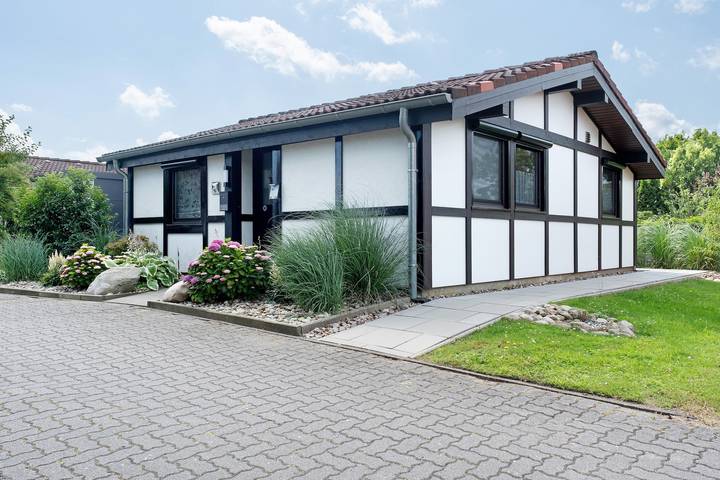 Holiday Home "Moin" with Private Terrace, Garden, and Wi-Fi in Hollern-Twielenfleth, Landkreis Stade