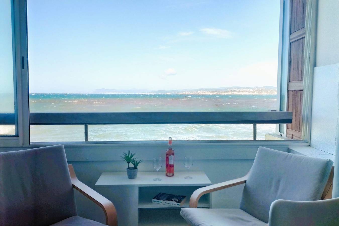 Entire studio, 27m² with terrace - first row sea view in Six-Fours-les-Plages, Toulon region