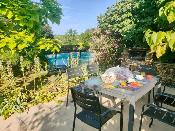 Chambre d’hôte pour 4 personnes, avec Balcon et Terrasse ainsi que Jardin et Piscine à Sorges