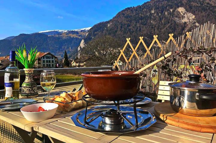 Ganze Wohnung, Geräumige, helle, sonnige Balkone. Nah an allen Annehmlichkeiten. Großartige Aussichten. in Matten bei Interlaken, Thunersee