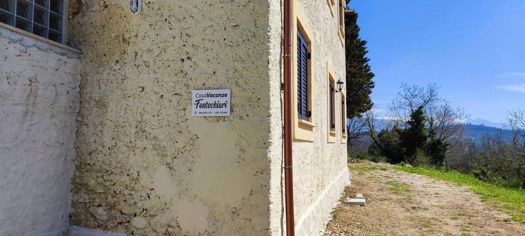 Gîte pour 4 personnes, avec Balcon et Terrasse ainsi que Jardin et Vue à Fontechiari