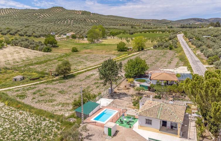 Acogedor apartamento de 70m2 con piscina, aparcamiento, cocina, parrilla e Internet in Alcalá la Real, Sierras Subbéticas