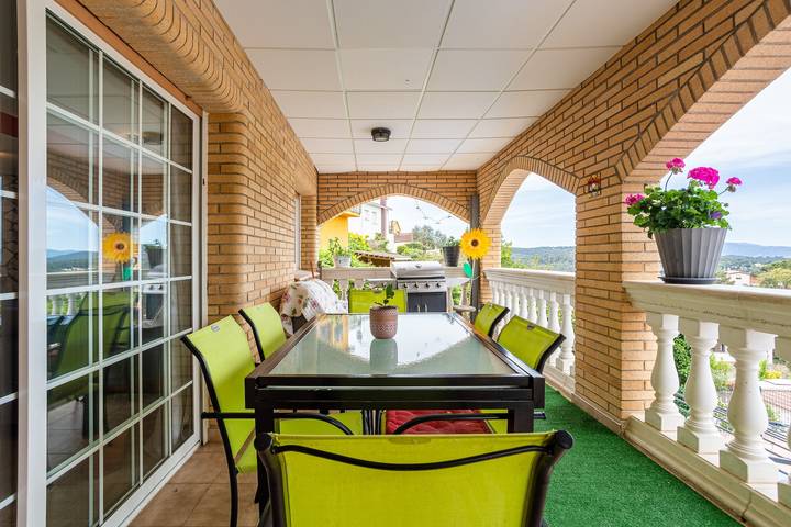 Casa de vacaciones 'Villa Yulia' con piscina privada, terraza privada y Wi-Fi in Aiguaviva Parc, Vidreras