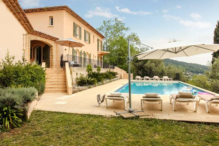 Gîte pour 8 personnes, avec piscine, animaux acceptés à Cabris
