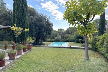 Location de vacances pour 10 personnes, avec jardin ainsi que terrasse et piscine à Lambesc