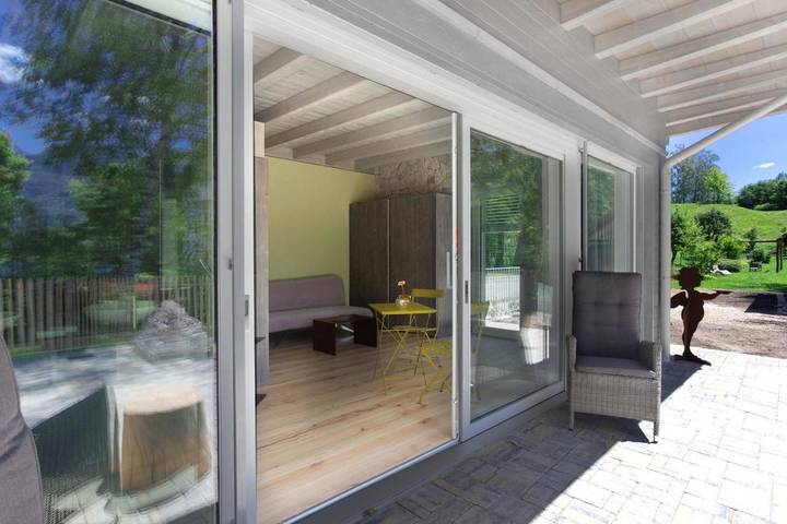Ferienhaus für 2 Personen, mit Balkon und Terrasse sowie Garten und Seeblick in Mezzolago