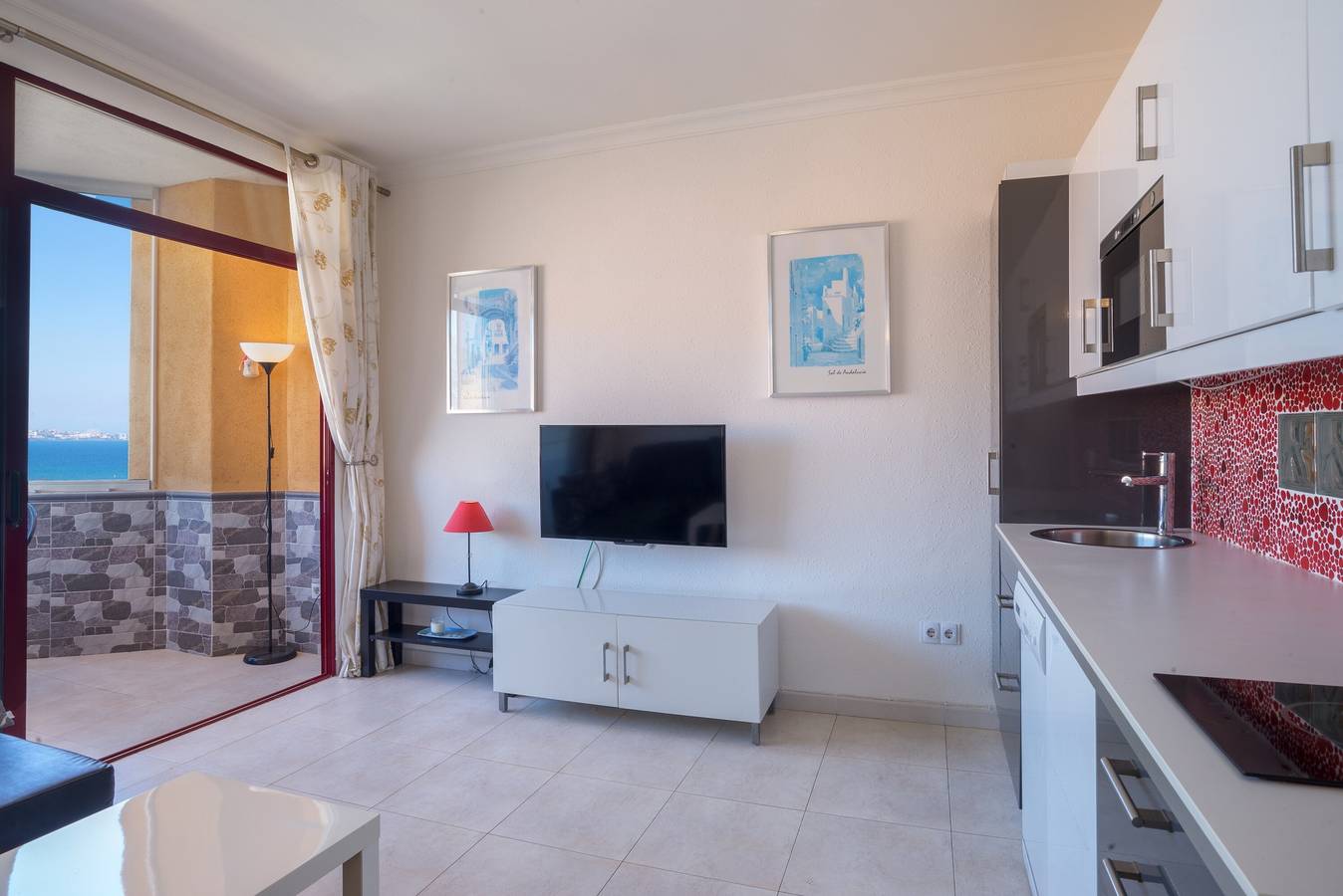 Appartement entier, Appartement "Stunning Marina View" avec vue montagne, Wi-Fi, jardin et terrasse in Playa de Santa Amalia (Fuengirola), Fuengirola