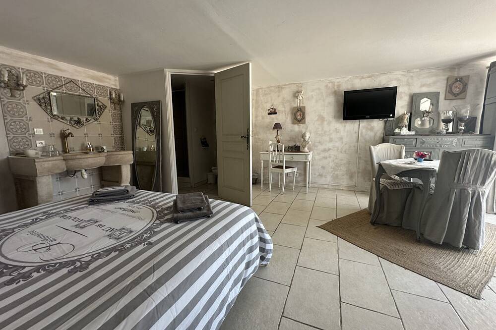 Triple room-Comfort-Ensuite-Garden view in Bouc-Bel-Air, Aix-en-Provence region