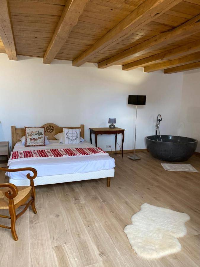 Gîte pour 2 personnes, avec Jacuzzi ainsi que Jardin et Vue à Gluiras - 2