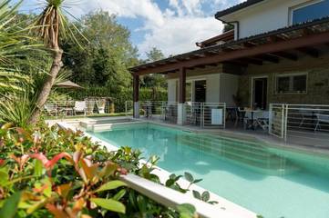 Cottage pour 2 personnes, avec piscine ainsi que jardin et jacuzzi à Pietrasanta