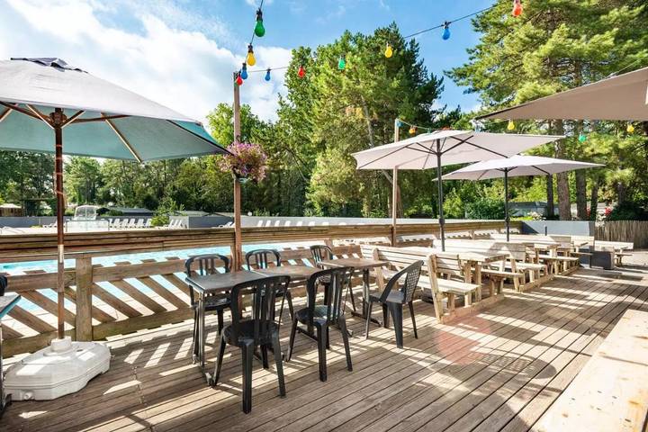 Camping pour 6 personnes, avec terrasse et piscine ainsi que jardin et vue