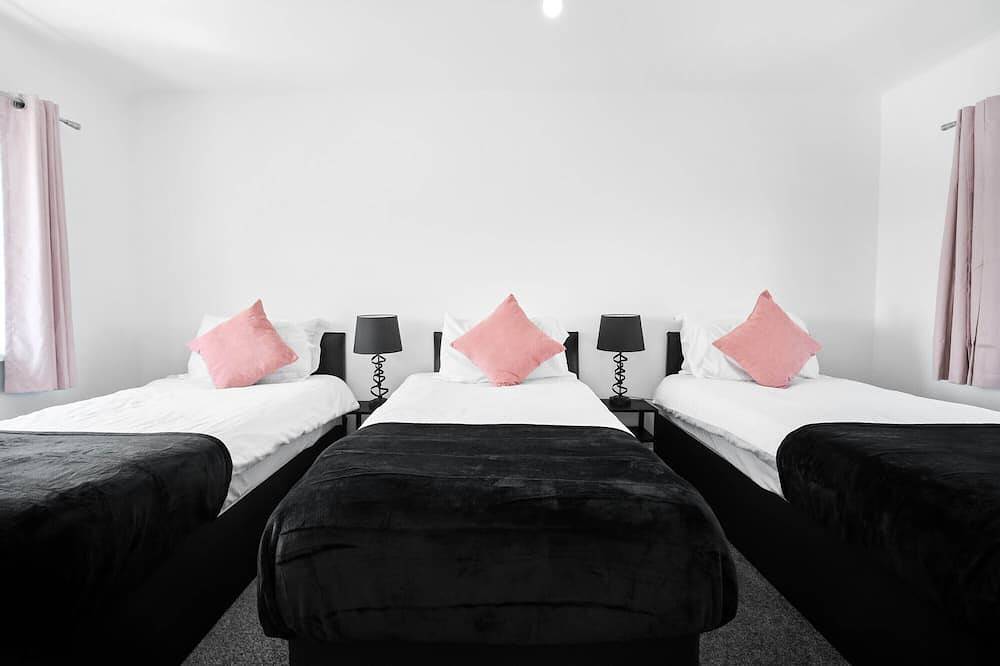 Cosy  3 Bed house,/Free Parking/Fast Wi-Fi/Sleeps 8 in Wolverhampton, Birmingham Area