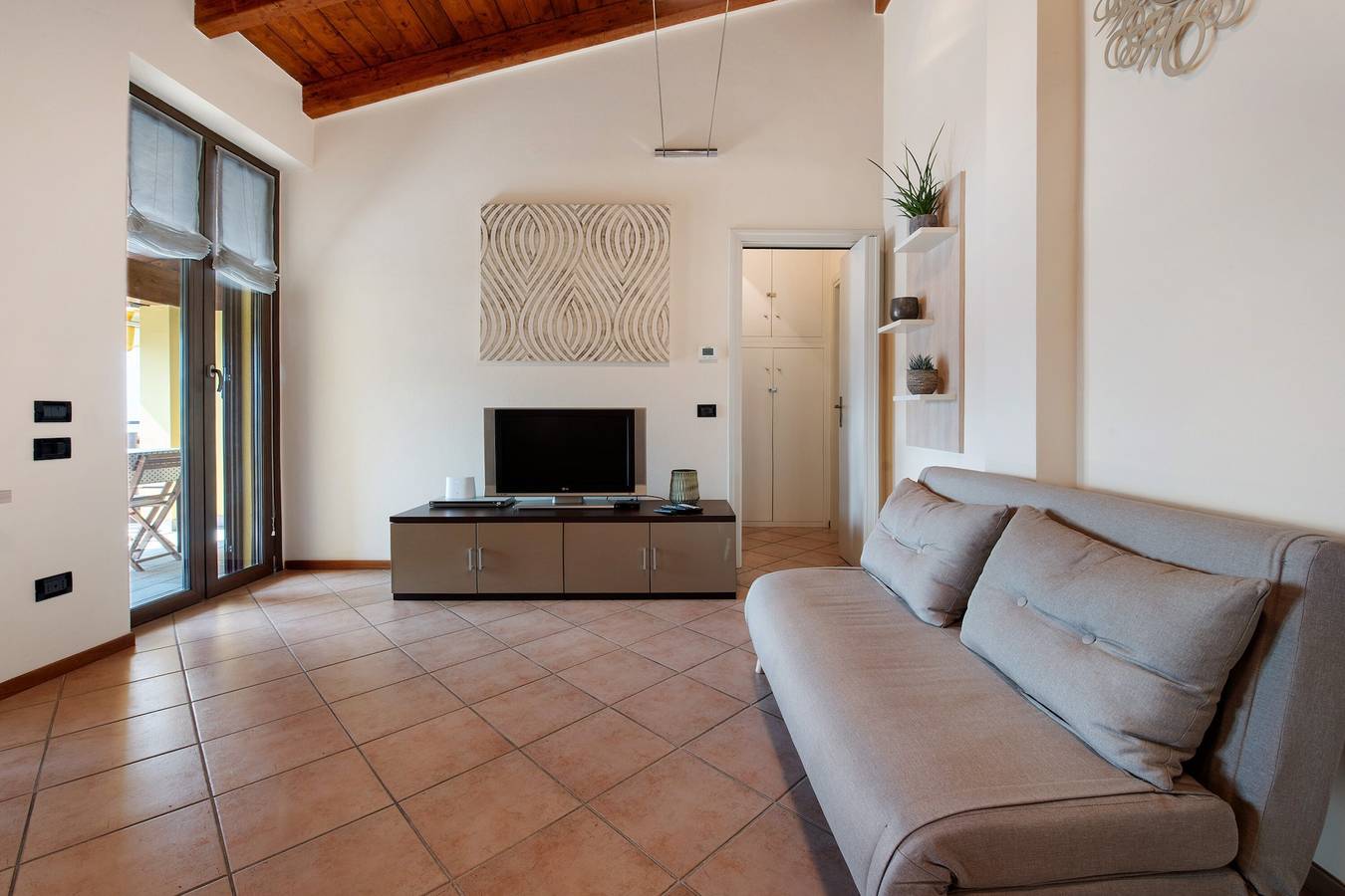 Entire apartment, Holiday apartment ‘Miralago Marone’ with lake view, private balcony and Wi-Fi in Marone, Comune di Marone