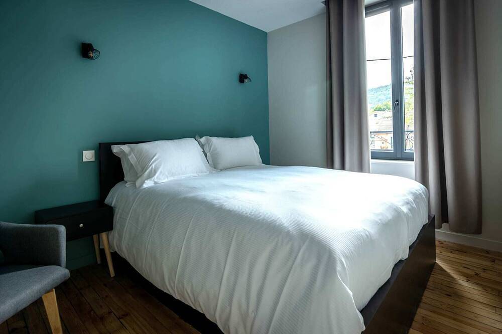 Entire apartment, 2-person air-conditioned 1-bedroom apartment near Aïga Resort Puy Chopine 101 in Châtel-Guyon, Volcans d'Auvergne Regional Nature Park