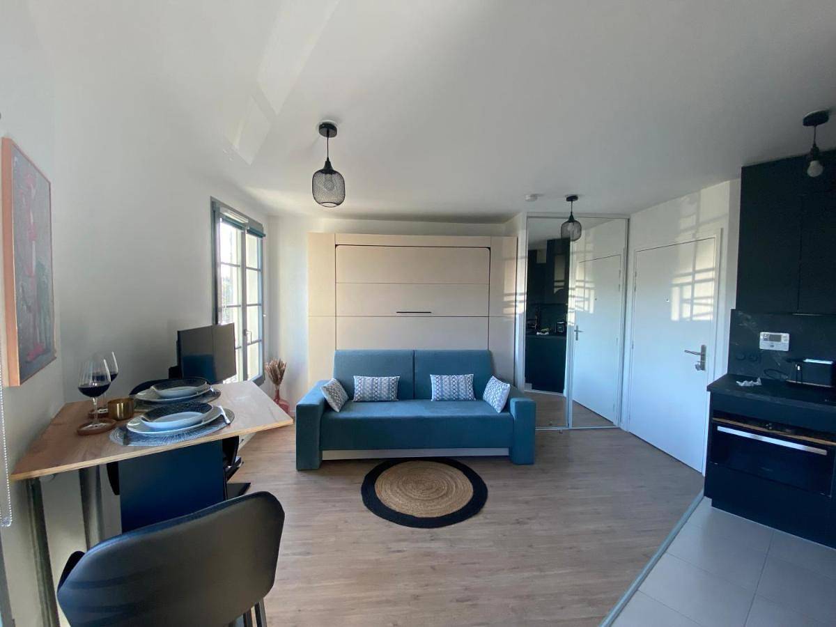Appartement entier, Studio Apartment in Pontoise, Val-d'Oise