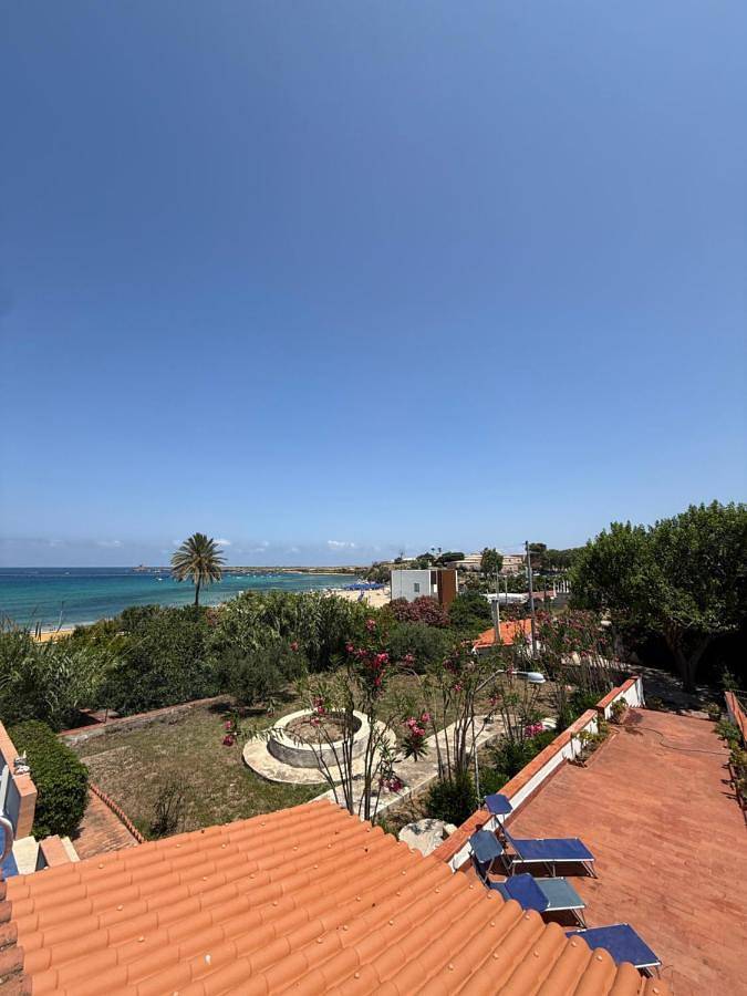 Casa sulla spiaggia per 6 persone, con giardino e panorama nonché balcone in Sicilia