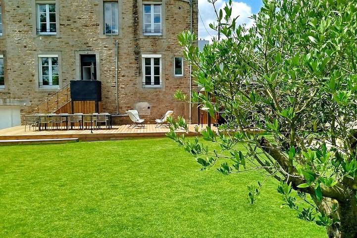 Location de vacances pour 16 personnes, avec sauna et jacuzzi ainsi que terrasse et jardin à Scaër