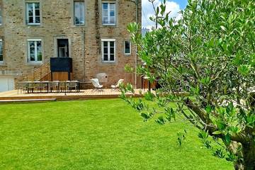 Location de vacances pour 16 personnes, avec sauna et jacuzzi ainsi que terrasse et jardin à Scaër