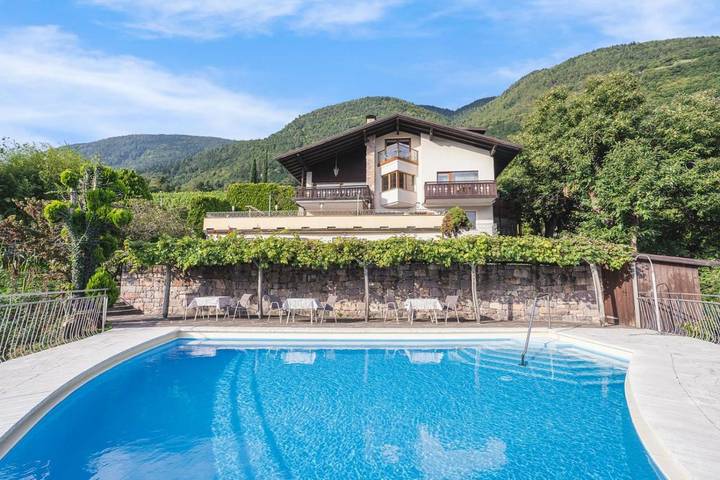 Ferienwohnung für 2 Personen, mit Balkon und Garten sowie Pool und Ausblick in Marling