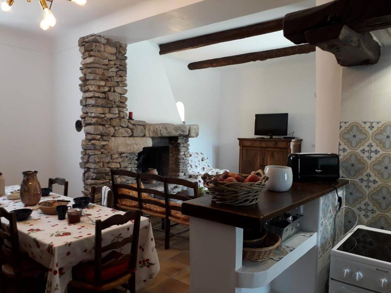 Finca 'Au Pied De La Montagne' mit Bergblick, Wi-Fi und Klimaanlage in Lioux, Regionaler Naturpark Luberon