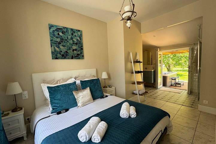 Location de vacances pour 4 personnes, avec piscine ainsi que balcon et jacuzzi à Crécy-sur-Serre - 2