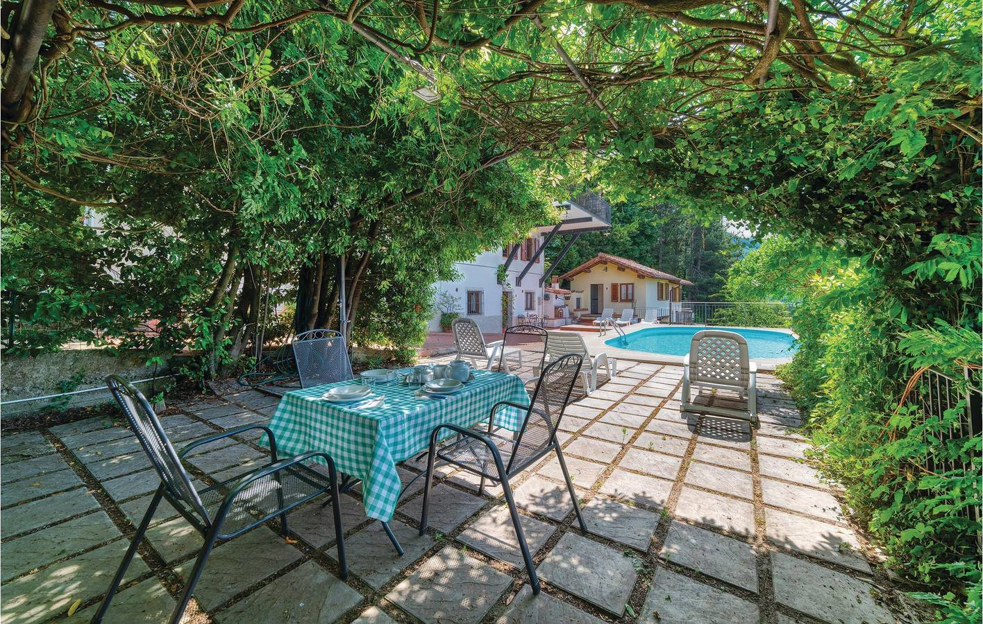 Ganze Ferienwohnung, Cozy 70m² Apt: Park, Pool, Kitchen & Internet in Loro Ciuffenna, Valdarno