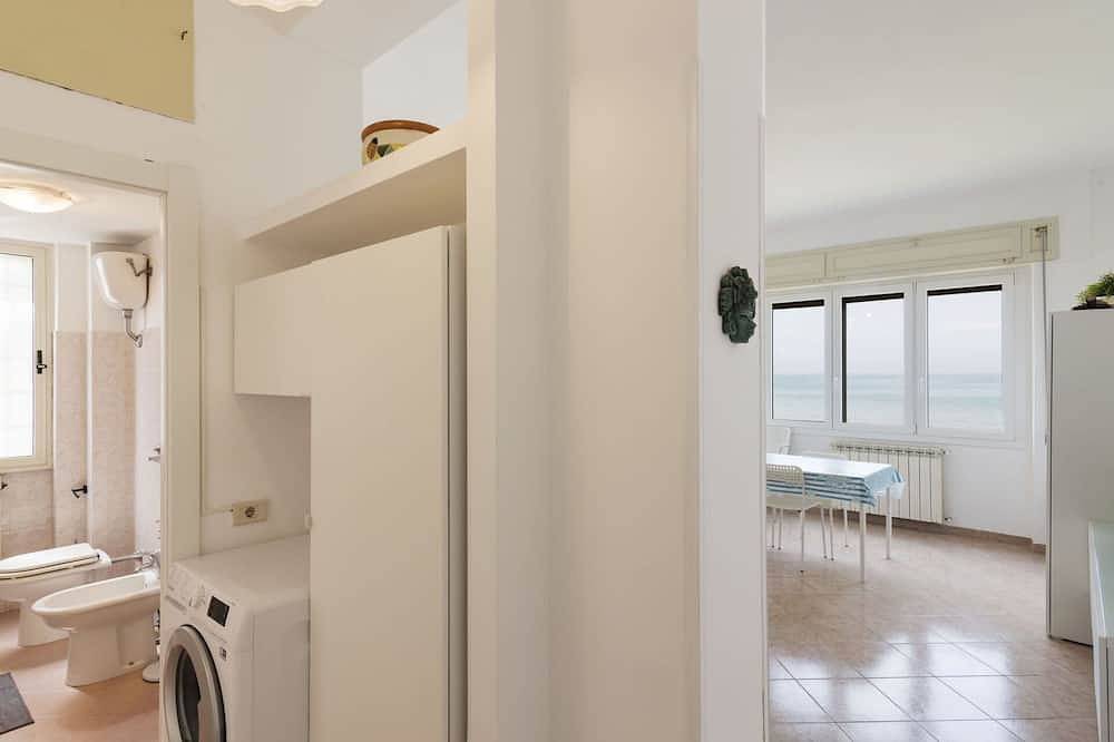 Appartamento intero, Accogliente appartamento per 3 persone con A/C, Tv e terrazza in Torvaianica, Provincia di Roma