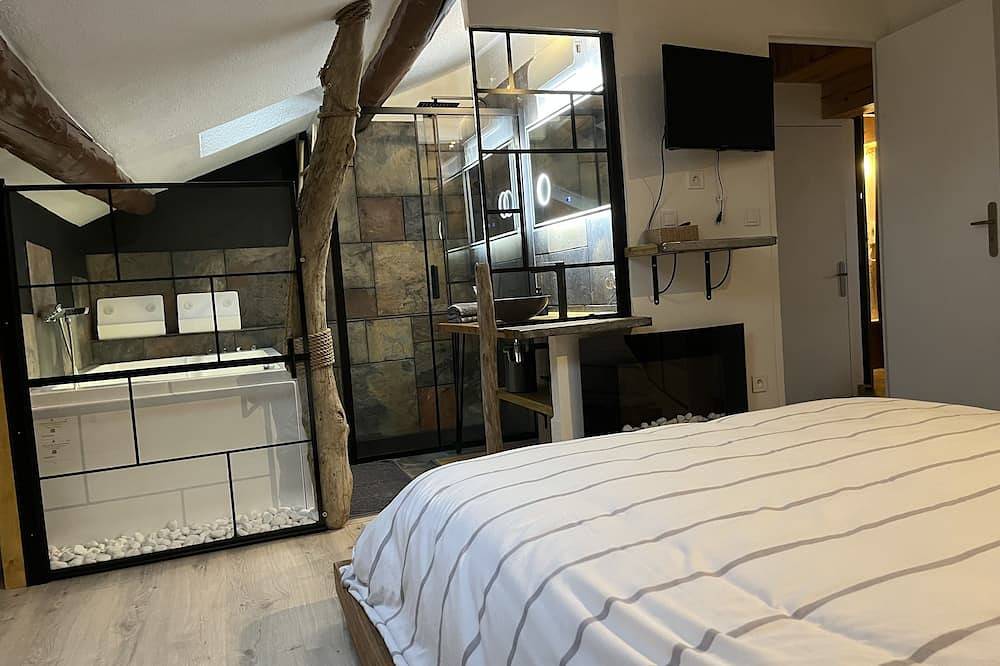 Apartamento entero, Large terrace * Double whirlpool * Private parking, Air conditioning in Entraigues-sur-la-Sorgue, Vaucluse