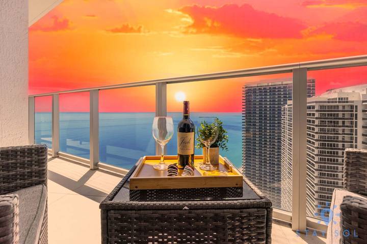 Vacation rental for 4 people, with balcony, kid friendly in Hollywood Beach (FL)