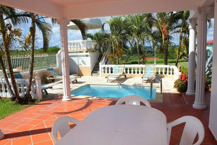 Location de vacances pour 4 personnes, avec terrasse ainsi que jardin et piscine dans Plage du Grand Macabou - 4