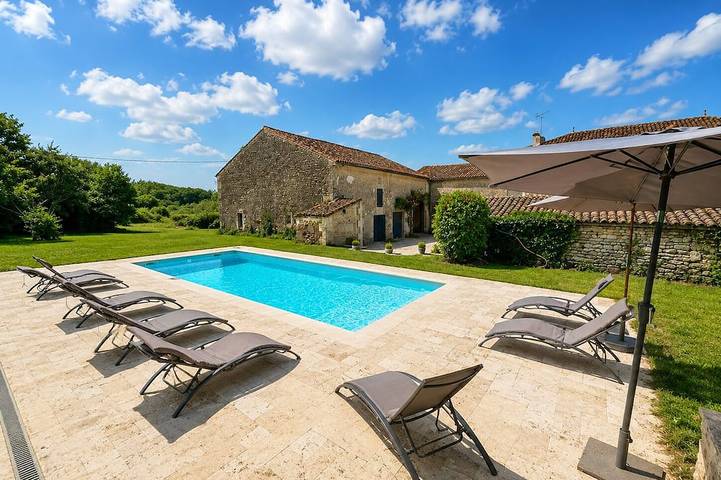 Location de vacances pour 13 personnes, avec Terrasse et Jardin à Saint-Simeux
