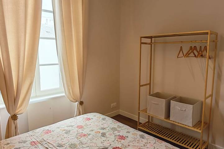 Appartement entier, Suite Adélaïde, Élégance Rétro au cœur de la ville in Landerneau, Région de Brest