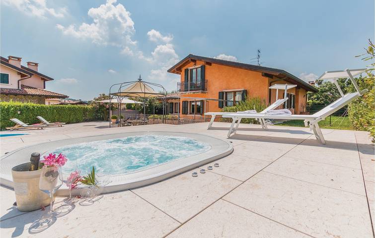 Appartamento con terrazza a bordo piscina vicino a Fumane in Fumane, Provincia di Verona