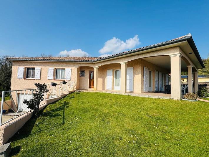 Villa pour 10 personnes, avec vue ainsi que piscine et jardin dans l' Ariège