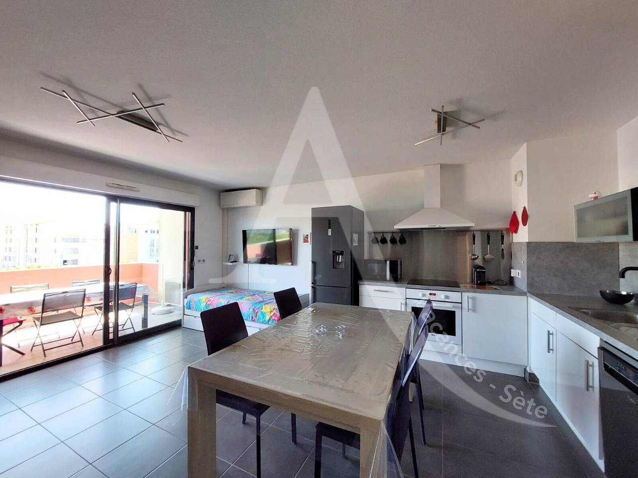 Entire apartment, Holiday apartment for 5 people with terrace in Sete, Côte d'Améthyste