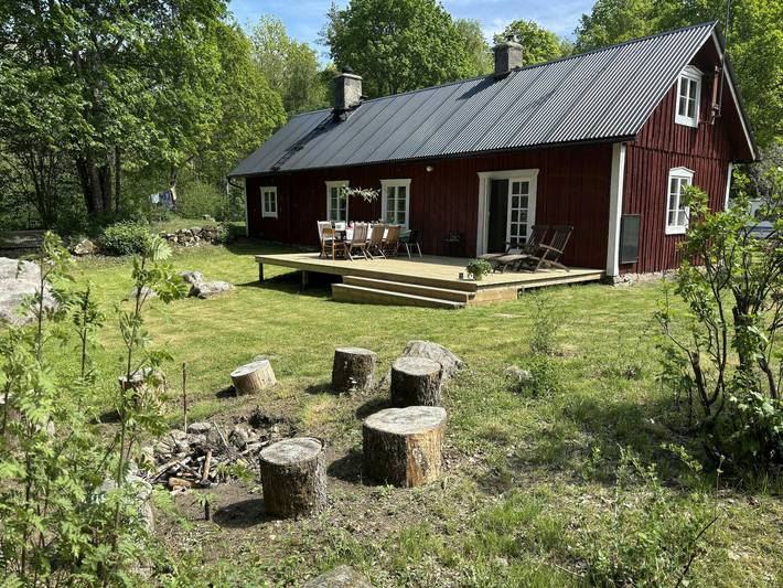 Traditionellt svenskt hus i skogens djup in Kronobergs