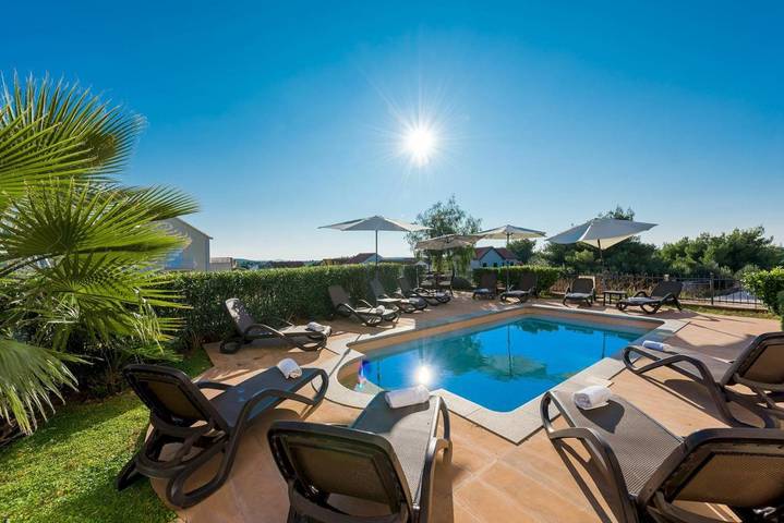 Ferienwohnung für 4 Personen, mit Ausblick und Pool sowie Garten - 1