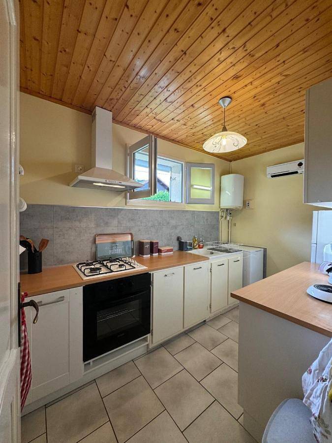 Location de vacances pour 4 personnes, avec Terrasse et Jardin à Bourg-de-Sirod