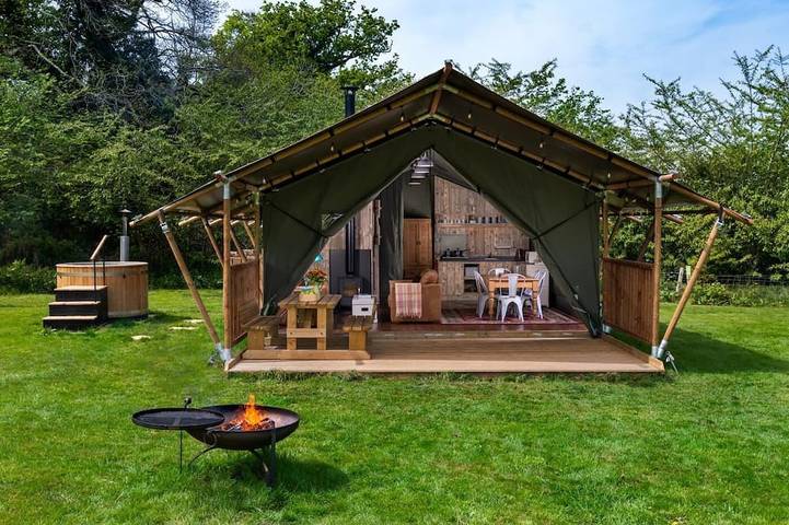 Glamping for 6 people, with hot tub in Brecon Beacons