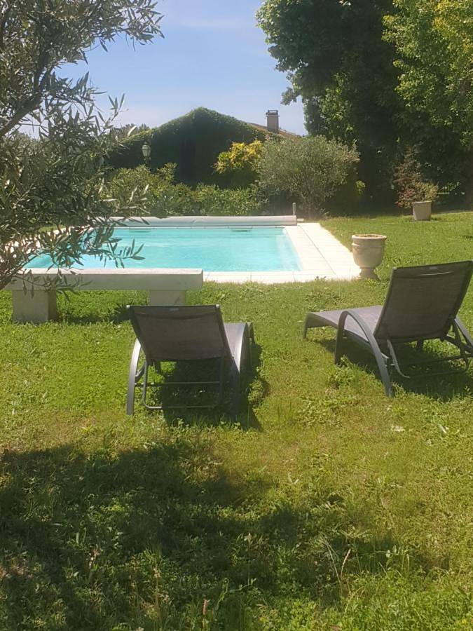 Location de vacances pour 4 personnes, avec Terrasse et Jardin ainsi que Piscine et Vue à Buisson