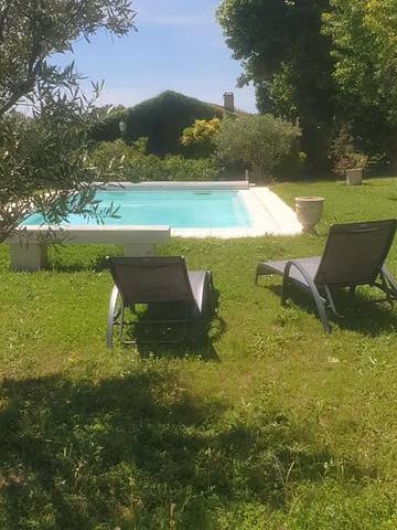 Gîte pour 4 personnes, avec piscine ainsi que vue et jardin à Buisson