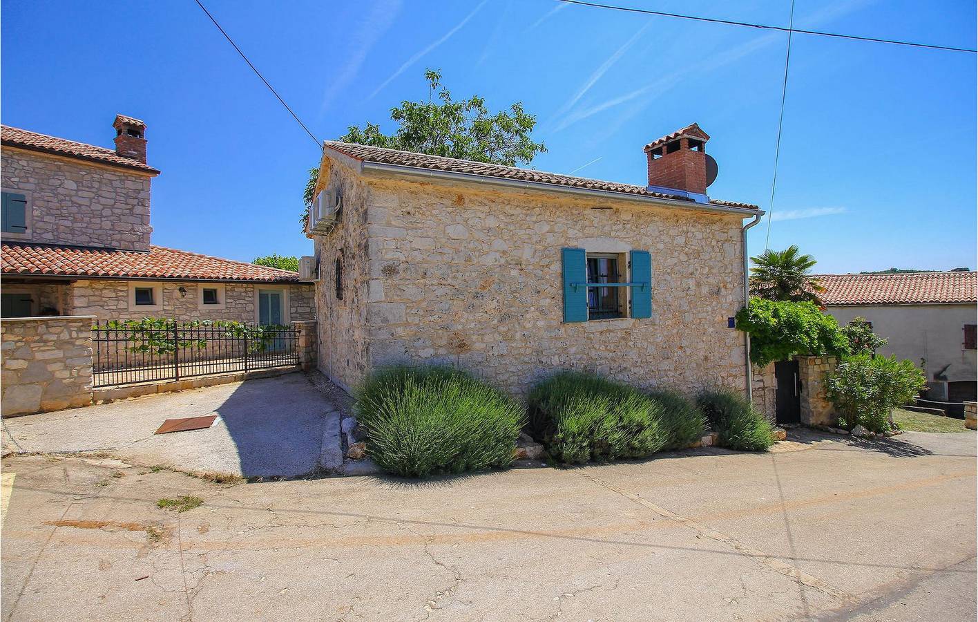 Appartement confortable de 2 chambres avec piscine chauffée, Wi-Fi et parking à Dracevac in Dracevac, Région de Porec
