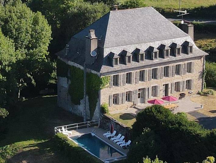 Location de vacances pour 18 personnes, avec piscine et vue ainsi que terrasse et jardin à Champagnac