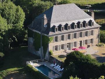 Gîte pour 18 personnes, avec vue et terrasse ainsi que piscine et jardin à Champagnac